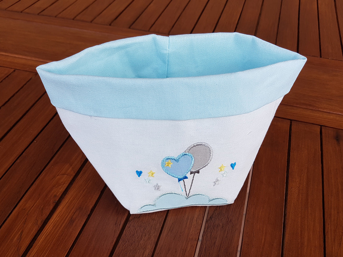 Sacchettone per confettata azzurro con nuvolette e palloncini ricamati