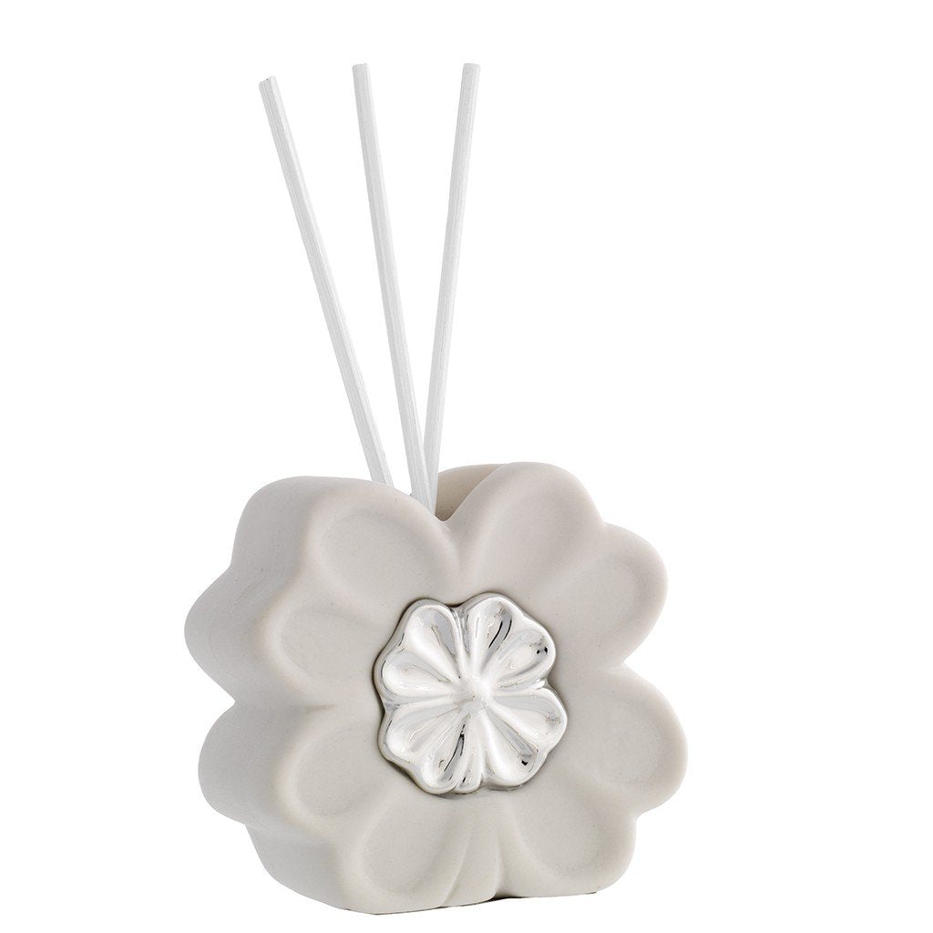 diffusore di profumoper ambiente a forma di quadrifoglio in porcellana bianca e argento con bastoncini ed essenza marca bagutta