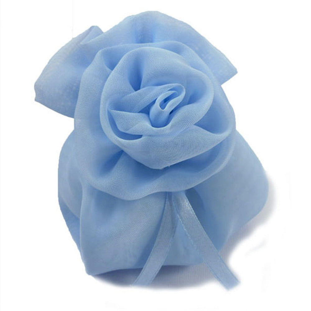 sacchettino porta confetti con rosa singola in georgette azzurro per battesimo bimbo