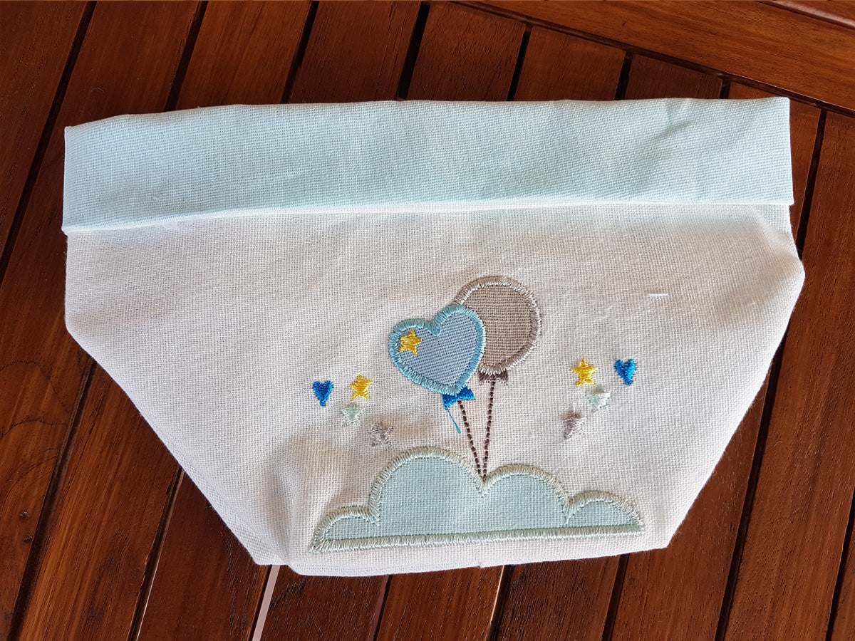 Sacchettone per confettata azzurro con nuvolette e palloncini ricamati